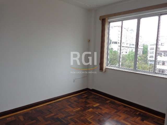 Vende-se apartamento de 1 dormitório amplo, living em 2 ambientes, web space, 1 banheiro, copa e cozinha e área de serviço. Zeladoria, portaria 24h, prédio c/ fachada em pintura.&lt;BR&gt;&lt;BR&gt;OB