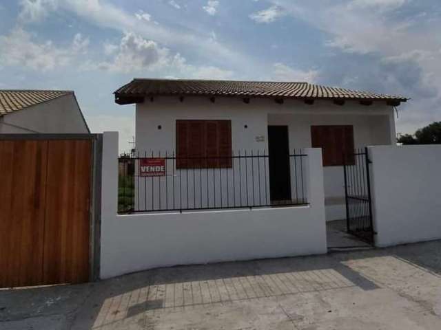 Casa com 2 dormitórios, cozinha e sala integrada, 1 banheiro, pátio e garagem.