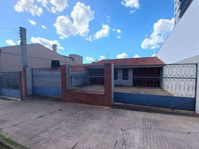 Casa com 2 dormitórios (sendo 1 suíte) e (1 quarto com armário embutido), sala ampla, 2 banheiros (1 com banheira), área com churrasqueira e garagem para 2 carros.&lt;BR&gt;Ótima localização próxima a