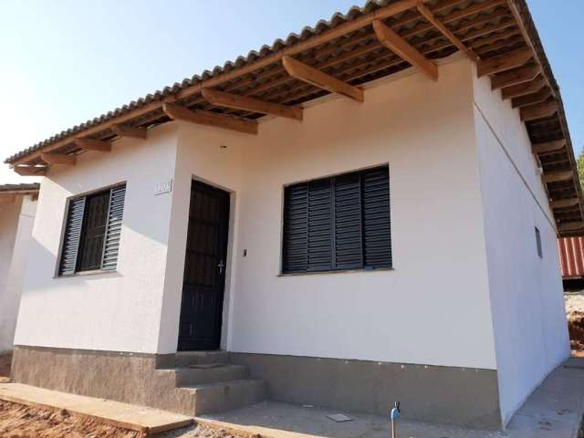 Casa com 2 dormitórios, cozinha e sala integrada,  banheiro, pátio e entrada para garagem.