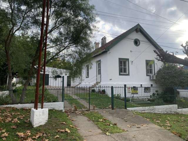 Casa com 3 dormitórios (1 sendo suíte) 2 banheiros, sala com lareira, pátio amplo com churrasqueira e 3 vagas para carro.