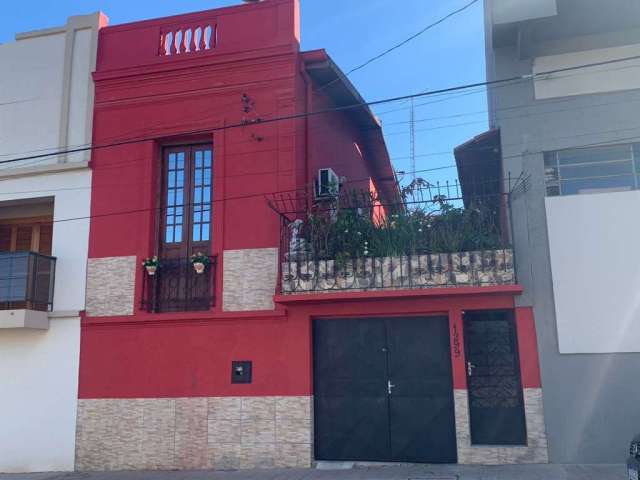 Casa central com 3 dormitórios, dois banheiros, sala de estar, sala de jantar, cozinha, churrasqueira, terraço e garagem.&lt;BR&gt;Próxima a posto de combustível, escola e em frente a academia.