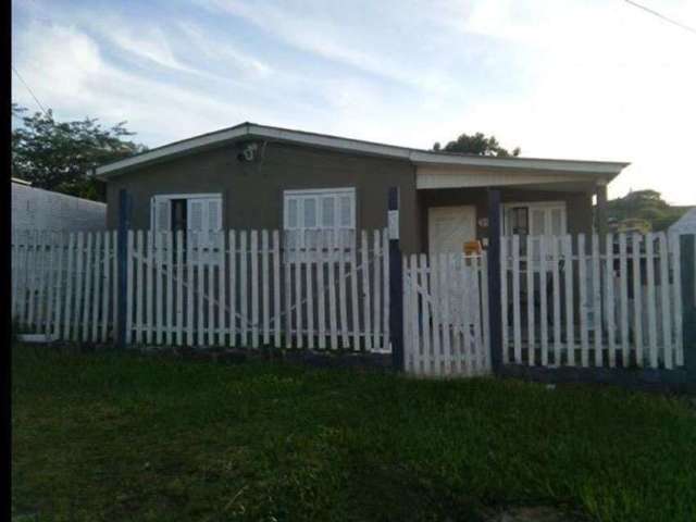 Casa com 3 dormitórios , 2 salas, cozinha americana, 1 banheiro, 1 lavabo, área com churrasqueira, lavanderia. Área coberta para um carro, garagem para três carros, pátio todo murado, árvores frutífer