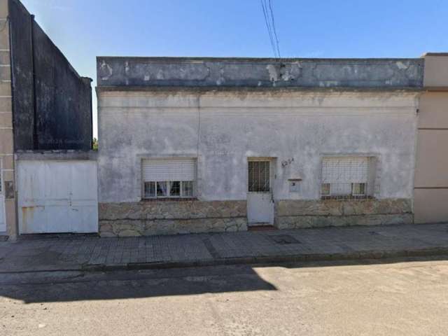 Casa central com 3 dormitórios, 2 banheiros, salas, cozinha, dispensa, pátio e garagem.&lt;BR&gt;Em frente a posto de combustível, próximo a mercados e padaria.