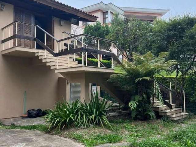 Casa super espaçosa de 3 andares no Condomínio Jardim do Sol, com infraestrutura completa, 3 suites completas, duas com closet, cozinha mobiliada, living com lareira e bar em madeira, escritório com v