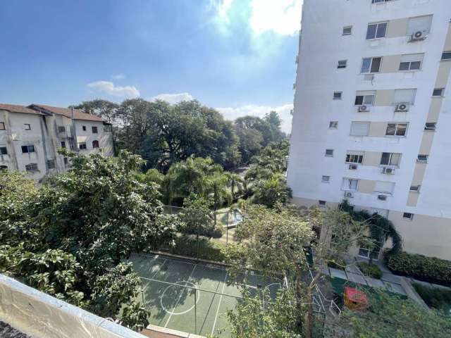 Apartamento de 3 dormitórios foi transformado em 2, fica Ar condicionado...móveis planejados. Tem terraço bela cobertura com churrasqueira e área de serviço separada, living para 2 ambientes, BEM ILUM