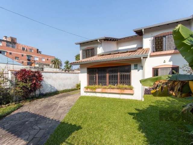 Casa à venda em Porto Alegre, no bairro Camaquã. Com 4 dormitórios, sendo 1 suíte, 3 banheiros sociais, 6 vagas de garagem. Infraestrutura com ar central, piscina. Características: água quente, armári