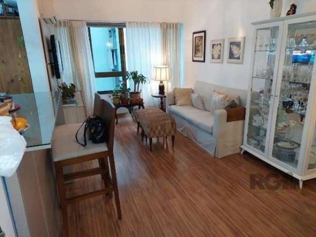 Vende-se apartamento 2 quartos sendo uma suíte, vaga de garagem coberta e escriturada, banho social, living em dois ambiente com cozinha americana e churrasqueira, área de serviço separada.&lt;BR&gt;&