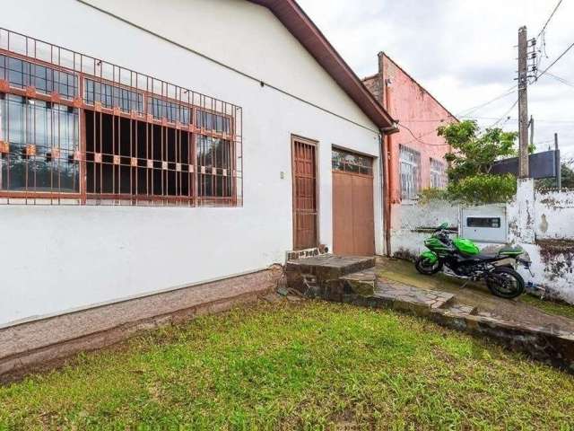 Casa à venda em Porto Alegre, localizada no bairro Jardim Itu. A propriedade possui três dormitórios, dois banheiros e duas vagas de garagem, amplo pátio conta com um anexo nos fundos, oferecendo aind