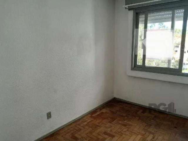 Vende-se apartamento de 01 dormitório, ensolarado em condomínio com elevador. &lt;BR&gt;Cozinha com armários  e área de serviço separada, 01 banheiro social, piso parquet e aberturas em madeira. Com p