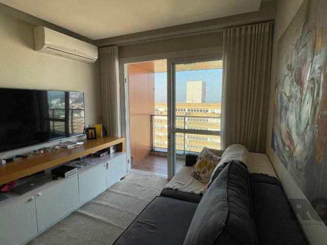 Excelente apartamento, ideal para quem valoriza espaço e vista. Com lavabo, living para dois ambientes e churrasqueira integrada, oferece uma cozinha americana e linda vista panorâmica, perfeita para 