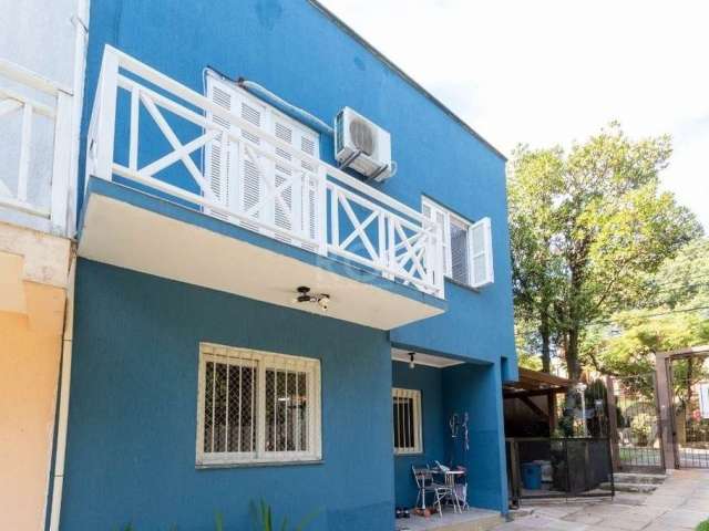 Linda casa em condomínio, no bairro Vila Nova, três pavimentos, com 116m² privativos, 02 dormitórios, sendo uma suite, lavabo, 01 banheiro social, living 2 ambientes, cozinha com armários e balcão, ár