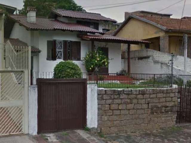 Casa de 2 dormitórios, sendo um no térreo e outro no andar superior com terraço, no bairro Partenon, com vaga de garagem fechada para até 4 carros e espaço externo que pode ser usado para estacionar. 