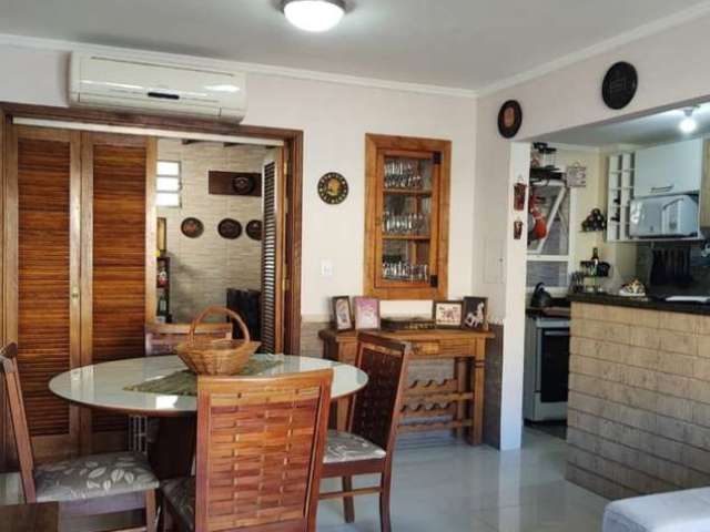 Casa com á venda no bairro Hípica, condomínio Vivendas Del Sol. casa com 3 dormitórios, living 2 ambientes, lavabo, banheiro social, cozinha americana, área serviço, pátio, churrasqueira e vagas de es