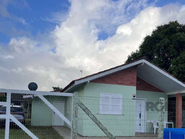 CASA em excelente estado em Arroio Teixeira a 5 quadras do mar   , cercada  , com 4 dormitorios , sala ampla , banho social  + auxiliar , cozinha + area de serviços , pátio  , churrasqueira , deposito