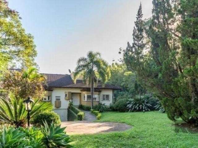 Linda casa localizada na parte alta do bairro Jardim Isabel na zona sul de Porto Alegre, possuindo hall de entrada, grande living, sala de jantar, copa e cozinha, lavabo, sala íntima com lareira, 4 do