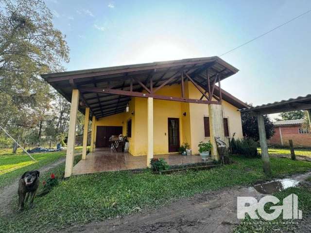 Sítio à venda no Parque Florestal | Conta com casa de 2 dormitórios, sala, cozinha com churrasqueira e fogão campeiro, 1 banheiro e varanda. Lavanderia  e sala para ferramentas. Galinheiro, galpão com