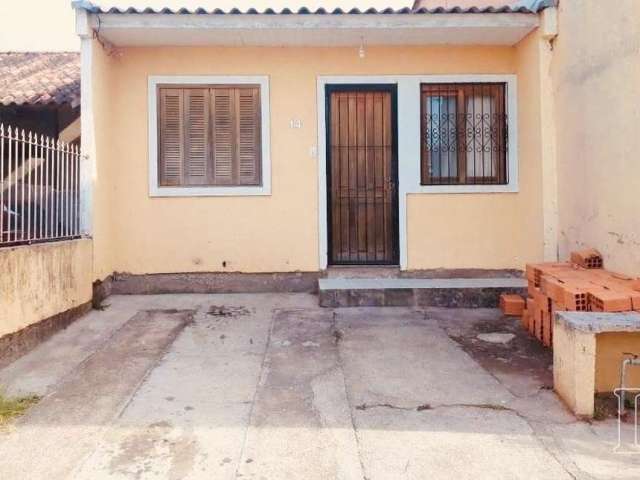 Casa 2 dormitórios | garagem | vende casa 2 dormitórios , living amplo com estar e jantar , quartos amplos , local para carro na frente do imóvel e amplo pátio nos fundos . Local próximo ao zaffari ju