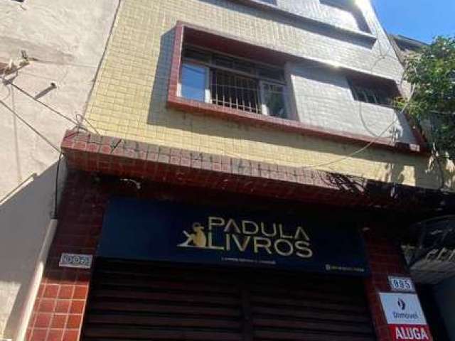 Apartamento de 01 dormitório suíte, cozinha com janela em frente à pia e área de serviço integrada. Armário inferior e superior novos. Living com papel de parede e luminária com lâmpada especial. Banh