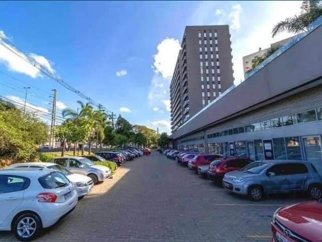 Sala comercial para venda/locação, no bairro São Sebastião, piso porcelanato, split, 01 banheiro, bem arejado e ótima iluminação. A área privativa é 21m² e orientação solar Oeste/Sul. Condomínio hall 