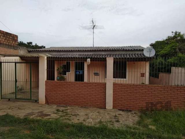 Casa térrea, de 02 dormitórios, sala, cozinha, banheiro.&lt;BR&gt;Parte externa com churrasqueira, piscina, banheiro na área externa.