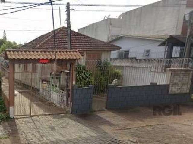 Vende se , amplo terreno medindo 10m de frente e 93m de fundos, com 3 casas de madeira alugadas. Pode ser adquirido tanto para investimento, mantendo as casas alugadas, quanto para nova construção (in