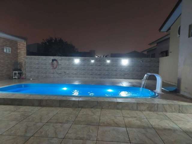 Vendo Belíssima casa no Balneário Arroio do Silva, com 3 dormitórios, sala, cozinha, banheiro, ar condicionado de 12mil btus, com sistema solar, uma linda piscina, canil. &lt;BR&gt;Contendo mais uma e