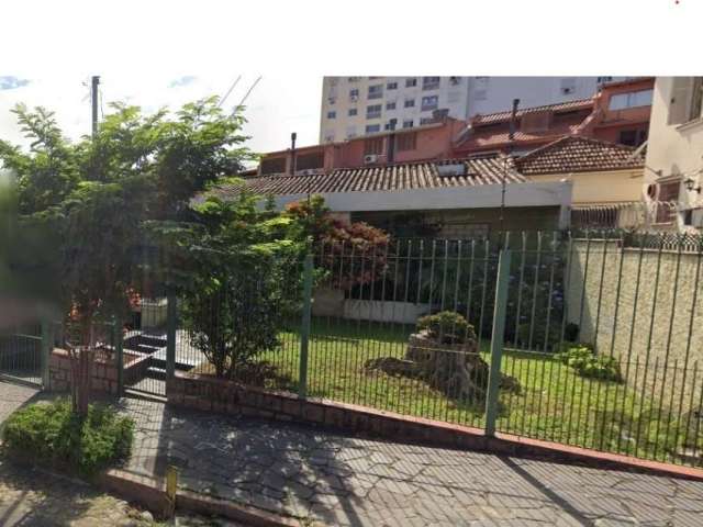 Casa no Bairro Glória em Porto Alegre. São 3 dormitórios, uma suíte com hidro, banho social, ampla sala de jantar e de estar, lavabo, cozinha aberta, área de serviço, fundos com área aberta coberta po