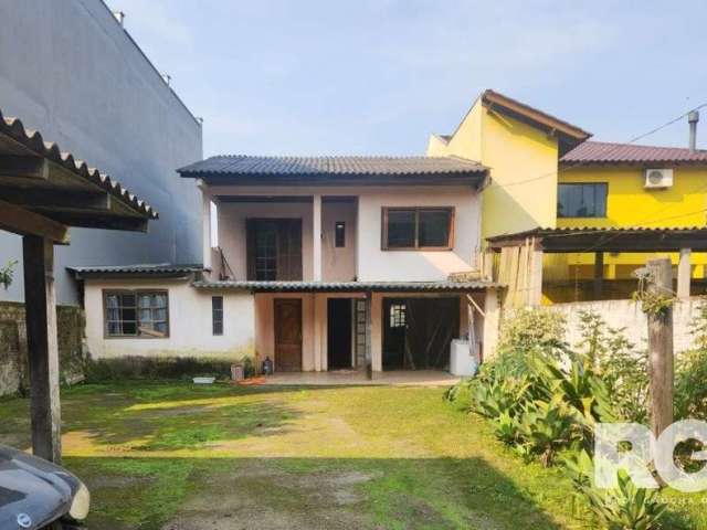 Casa/Sobrado 2 dormitórios no bairro Lageado. Casa de Frente para o asfalto na Avenida Edgar Pires de Castro. Conta com 2 dormitórios, sala de estar, cozinha, 2 banheiros sociais e garagem coberta par