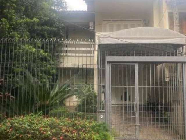 Semi mobiliada, desocupada, graciosa casa com 198m2 privativos. Parte superior_ 3 dormitórios ( 1 suite c/ closet e sacada), banheiro social. Parte térreo _ living 2 ambientes em piso tabuão, lareira,