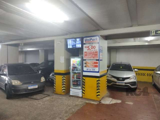 Vende  Garagem de estacionamento no centro de Porto Alegre, para 100 veículos, 2 pavimentos ,  2.400m², 1.200m² parte térrea, 1.200,00 m² mezanino, com duas entradas, podendo ser usado como depósito, 