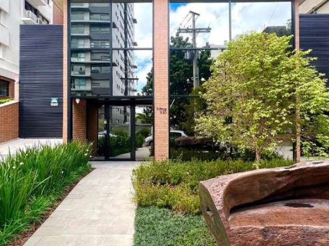 Apartamento com 47,51m² de área privativa, hall com cozinha e living integrados e 1 suíte. Imóvel dispõe de churrasqueira e sacada. Excelente localização, rua tranquila próximo à todos os recursos e s