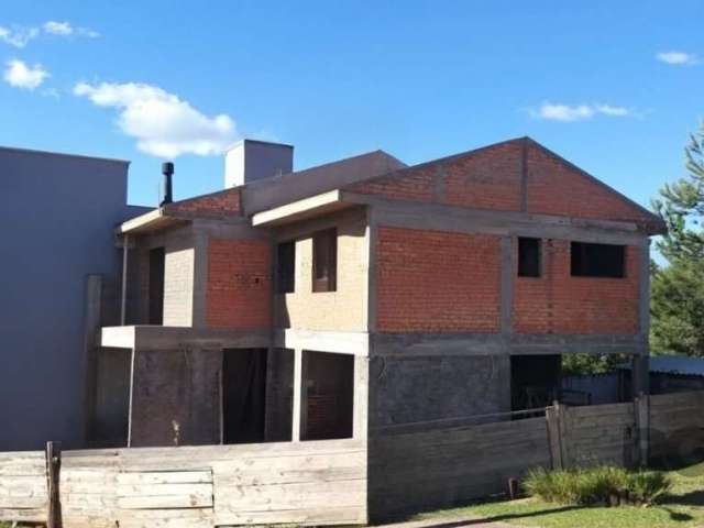 Lote com casa em condomínio para ser finalizada, possui projeto aprovado e esta com estrutura pronta e telhado, faltando acabamentos e reboco externo, possui 229m² com 3 suítes, lavabo, living 3 ambie