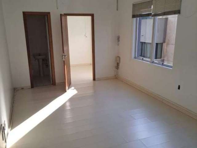 Sala na Dr Timoteo  com 32,27 m2  , recpção  , banheiro social,  boa luminisidade com sol manha e tarde , predio bem localizado proximo ao shopping Moinhos Vento e todos os recursos , uma vaga por  pr