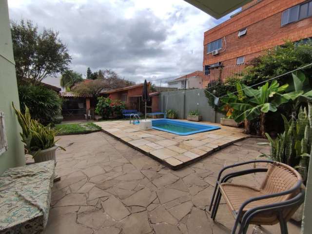 Linda casa com 04 dormitórios no bairro Partenon!&lt;BR&gt;&lt;BR&gt;Amplo terreno em parte muito bem localizada do bairro, conta com amplo living social com lareira + escritório, lavabo, suíte. Parte