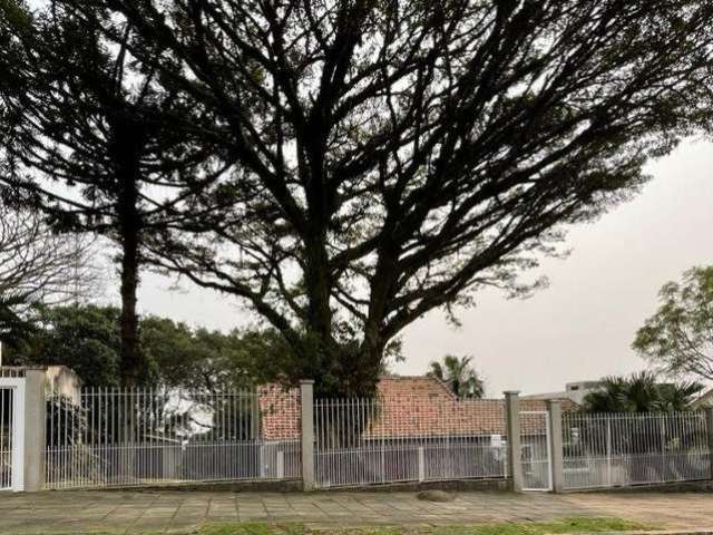 Casa excelente em  Construção sólida, com materiais de 1a. qualidade, estruturas e esquadrias em madeiras nobres(pinho, cedro mará, Itaúba e angelim).  São 1.328m2 de terreno (30,2 x 44), sua área pri