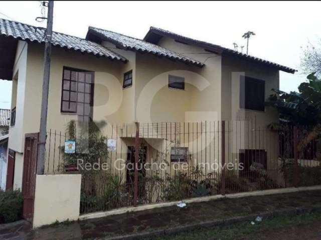 Excelente casa à venda em Cavalhada, Porto Alegre. Com 3 dormitórios, sendo 1 suíte, 3 banheiros, área total de 160.16m² e infraestrutura completa. Possui churrasqueira, sacada, quintal e está semi mo