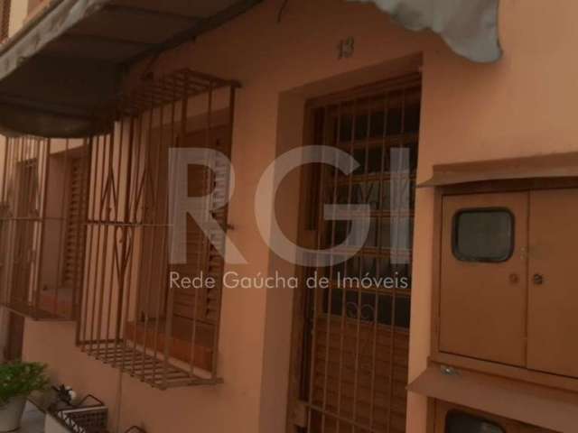 Casa em condominioi fechado ,semi mobiliada com um quarto, podendo ser dividido em dois espaços, localizado no andar superior, com área de lavanderia, tanque, churrasqueira e banheiro.  No andar térre