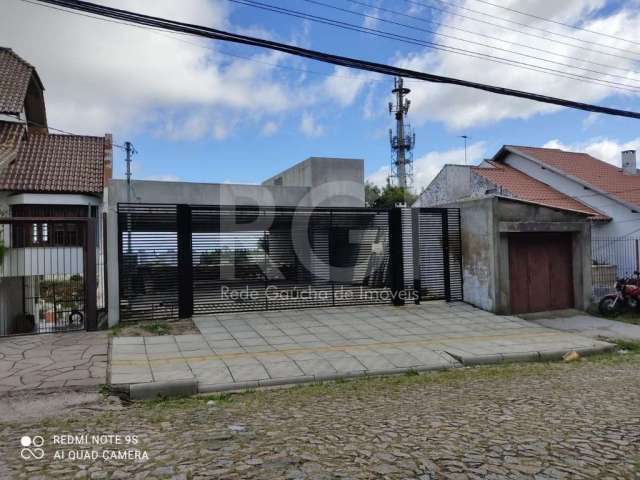 Vende!  Excelente opção de Casa em formato de sobrado invertido, a mesma possui todas as aberturas para posição oeste onde você conta com uma linda vista, são 225m² privativos que estão distribuídos e