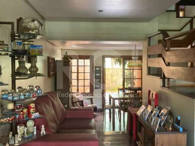 Vende excelente casa em 3 pavimentos,   3 dormitórios, 1 suíte, ,sala de estar , sala de jantar,  sala de leitura, gabinete, ampla  cozinha com móveis sob medida,  lavanderia, 2 lavabos, banheiros soc