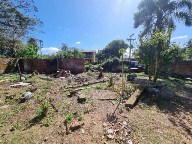 Terreno plano na rua Dona Mariana, medindo 20 de frente por 65 de comprimento. Terreno possui uma construção inacabada.