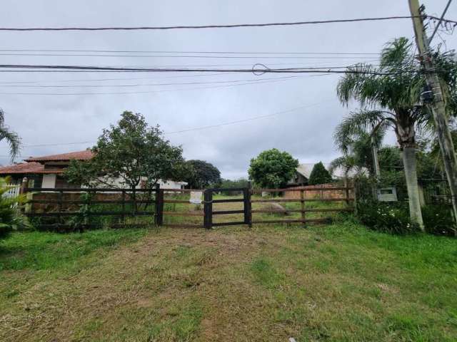 Terreno na rua Heitor Vieira, em frente ao clube AJURIS, próximo do centro do Belém Novo. Terreno medindo 12 x 70, plano e aterrado.