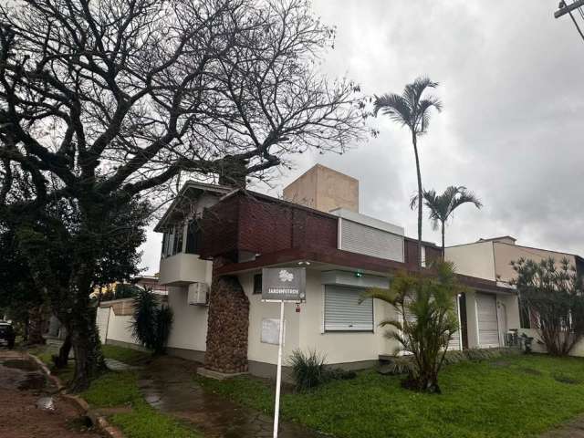 Esta espetacular casa de esquina é um convite ao bem-estar, com uma arquitetura moderna e funcional, que privilegia a integração dos espaços e o conforto. *Ampla e ensolarada, a residência oferece um 