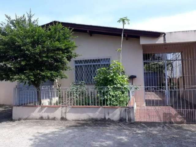 Excelente oportunidade para quem busca um imóvel multifuncional! Essa casa ampla conta com 4 dormitórios, banheiro social, área de serviço, cozinha, living aconchegante e garagem para dois veículos. A