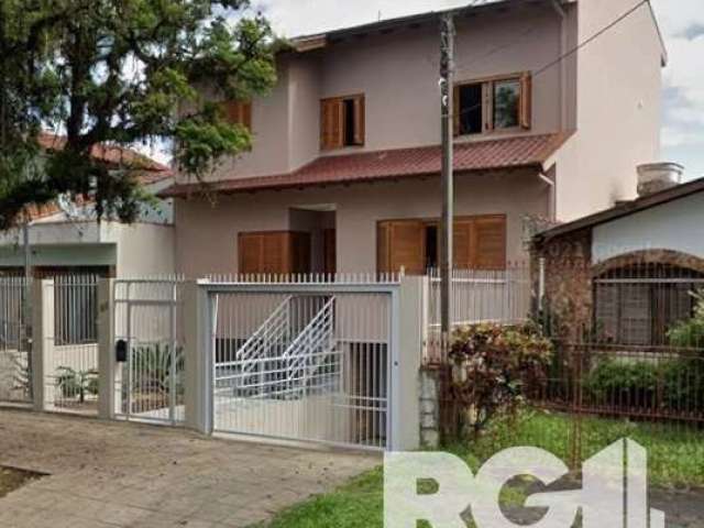 Belíssima casa com 4 dormitórios, 1 suíte, 2 banheiros, lavabo, espaço para escritório e amplo living para 2 ambientes com piso e escada em madeira grápia , lareira e cozinha americana. Ao fundo espaç