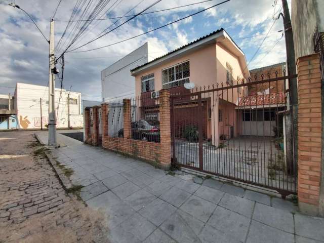 Casa ampla com 3 dormitórios e 3 vagas de garagem, localizada em frente à praça no bairro Restinga. Excelente para famílias que buscam espaço. Possibilidade de abrir comércio no local. Não perca essa 