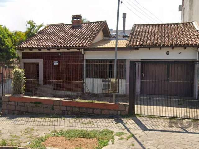 Casa no bairro Partenon com  três dormitórios, sendo 1 suíte, living três ambientes, copa cozinha  e área de serviço, banheiro auxiliar e social, sala de estar com lareira e  sótão, pátio amplo e edíc