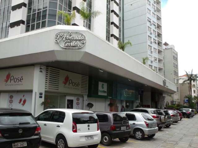 Libertas Imobiliária aluga loja comercial no 5ª Avenida Center no bairro Moinhos de Vento.&lt;BR&gt;&lt;BR&gt;Loja situada próxima à porta de entrada, dispõe de mezanino, 1 banheiro, ampla vitrine, me