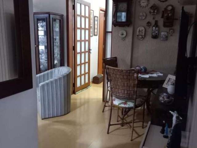 Vende no bairro Cavalhada, com garagem, apartamento de 03 dormitórios, living 02 ambientes, banheiro social, cozinha americana. totalmente reformado. Prédio com elevador, salão de festas e portaria 24