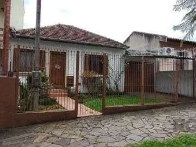 Terreno com 2 casas&lt;BR&gt;192,49 m² na casa da principal  living para 2 ambientes, banheiro social, 2 dormitórios e copa cozinha.&lt;BR&gt;Edícula com churrasqueira, depósito, lavanderia, gabinete 